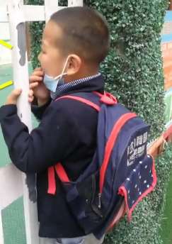 太想开学了！5岁萌娃听说哥哥要开学，大早去幼儿园门口等老师！