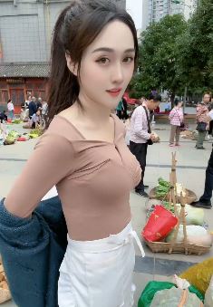 美女摆摊创业 不靠颜值靠双手