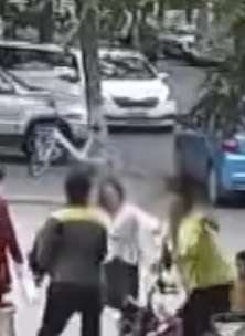银川一夫妻与快递员当街互殴 因私翻快递起纠纷