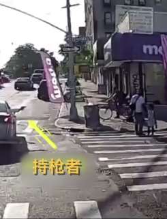 男子街头带女儿散步遭枪杀