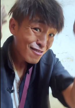 男子模仿黄渤有模有样，你觉得像不像？网友：我准备一步电视剧，就你了！