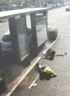 安徽一女子驾车冲入公交站台撞伤5人 2人送ICU抢救