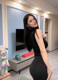 甜美女主播「吃饱饱没烦恼」穿紧身装居家跳大摆锤 网友:放开点,有些拘谨