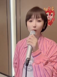 梁红居家演唱DJ版《风中的承诺》 演技好没想到歌也唱的这么好！
