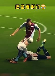 足球趣事：球员即将射门时被对方拔下球裤，第一时间想的是射门！