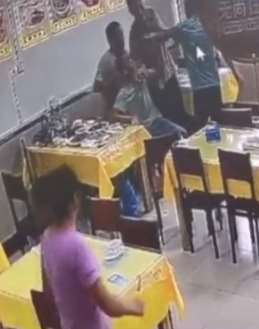 顾客从厨房拿菜刀打架 老板娘临危不惧徒手夺刀