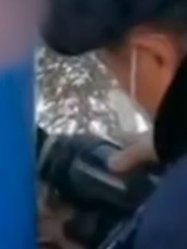 黑龙江一10岁男孩舌头粘路灯 民警拿温水解救