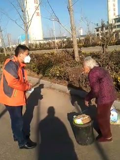 疫期98岁老人给70岁女儿送吃的迷路