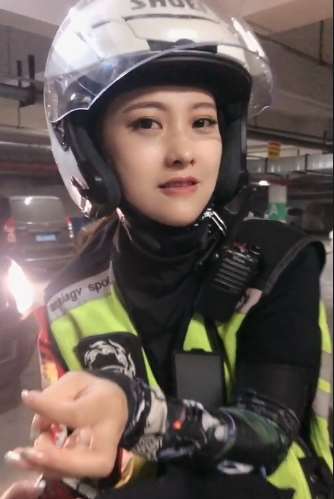 喜欢骑摩托车的美女，这个美女酷不酷？