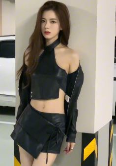 网红美女「孙一宁」黑色系纯欲穿搭车库随拍 如此美丽坏女人怎能不爱