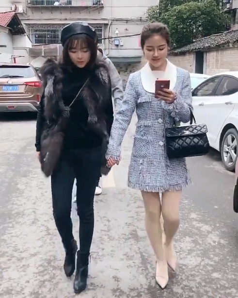白捡一个女朋友,看把这帅哥高兴的。