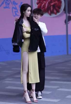 两位美女都很漂亮 小伙子不知将外套送给谁披!