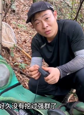 网红蜂狂小成哥帮蜂农处理虎头蜂 隔着手套被蜇一口