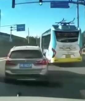 北京一公交车与宝马车斗气飙车，试问公交车上乘客此时的心情！