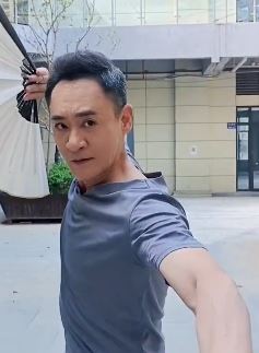 演员修庆表演专业玩扇子，别小瞧这两下一看就是功底深厚！