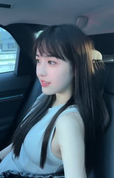 温柔甜美小姐姐「王乔熙」分享坐小轿车日常 网友:她就是我的白月光