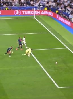 欧冠半决赛首回合皇马3:3曼城 巴尔韦德绝平救主