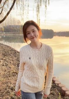 酒窝小姐姐「苏苏」素颜分享河边随拍， 网友：甜甜一笑百媚生