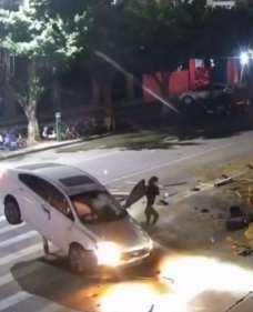 女子边开车边聊微信，直接撞上分隔栏！