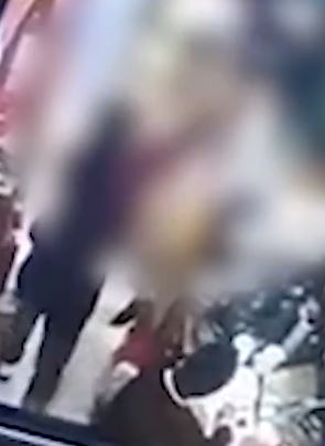 孩子校园打斗 一家长带娃上门道歉遭对方掌掴