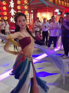 西安大唐不夜城美女穿古装表演才艺