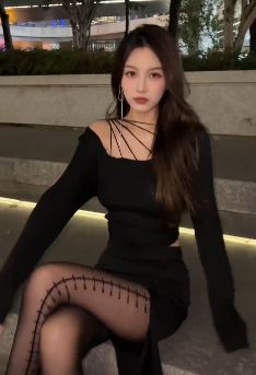 小姐姐「嗲分diven」夜晚穿黑S坐街头秀身材,网友:这个适合做女朋友