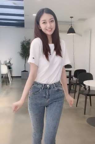 大连美女秀舞姿，她是你第几位心动女孩呢？