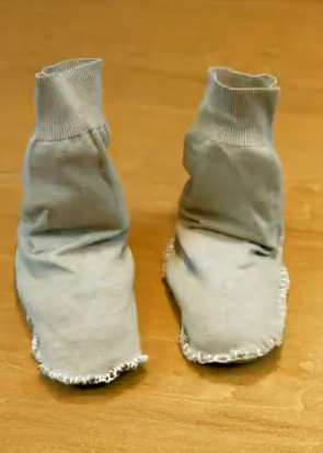 旧毛衣千万别扔，可以把它变成地板袜，非常实用！