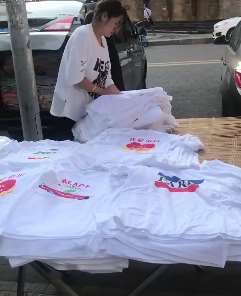 重庆一女孩辞职专职摆地摊 7年下来已买房买车