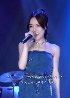 来听一首鱼闪闪的英文歌曲《DanceMoney》,小姐姐不仅歌唱的好英文水平也很高!