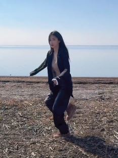 女星柳岩户外搞笑，艾里克湖边模枋齐天大圣奔跑