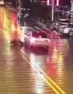 男子酒后马路中间小便被撞飞