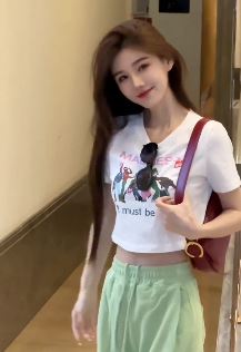 甜美小姐姐「米叮」分享初春搭配 配文:第一眼看衣品还是看脸
