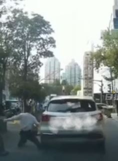 保安与司机起争执 脚伸车底被碾压