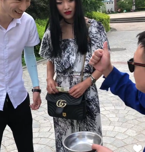 到底是真瞎还是装瞎，请擦亮你的眼睛！