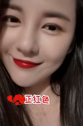 小姐姐涂抹不同颜色口红 看看你喜欢哪款颜色？