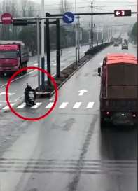 大货车雨天打滑撞上骑电动车男子，电动车粉碎男子无碍