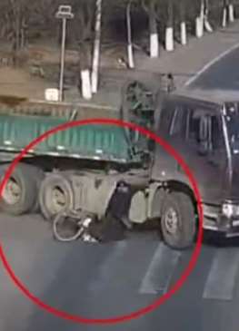 大货车转弯赶紧远离 不要让悲剧再次发生