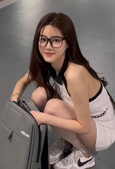 长腿小姐姐分享日常性感穿搭,网友:抬头一瞬间心都碎了!