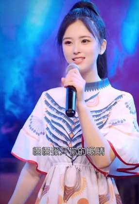 漂亮小姐姐翻唱怀旧老歌《明天会更好》，歌声甜美融化你的心！