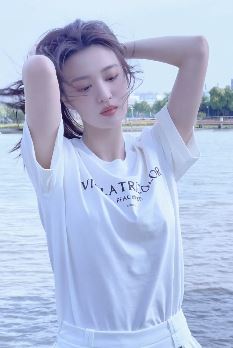 演员王楚然休闲穿搭户外随拍 网友：这气质没谁了，太美了