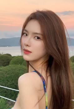 网红小姐姐「孙一宁」穿漂亮印花长裙去看海   网友:氛围感美女