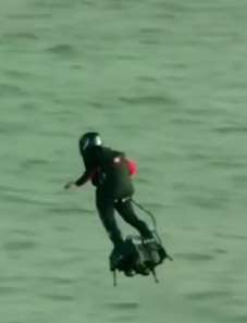 法国“飞人”扎帕塔成功飞越英吉利海峡