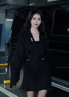 网红小姐姐「王思亿」穿闪光黑丝车库拍视频 网友：精致美人越看越迷人