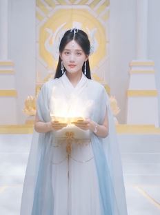 演员李一桐玩变装为神仙道3做宣传 小手一招众神归位