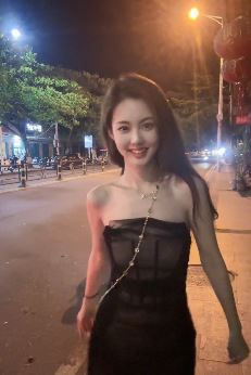 山东小姐姐「仪仪er」纯欲穿搭分享夜晚街头随拍 网友:美的诛心