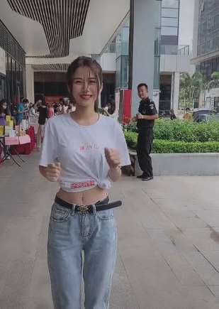 小姐姐街头跟随音乐热舞 身后保安都一起high起来！