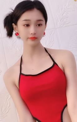 漂亮小姐姐穿件红肚兜出镜 好身材一览无余