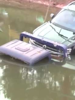 由轿车抛锚喊救援车引发的一连串"事故"