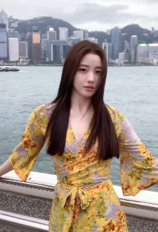 淄博小姐姐「正义梅梅」分享香港游玩vlog   网友：笑起来很有女人味